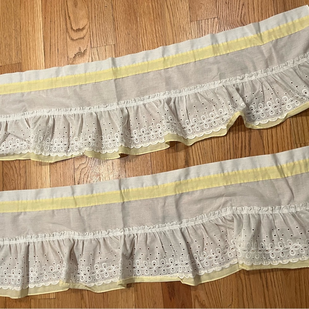 Vintage white ruffled eyelet curtains w pale yellow trim - Picture 4 of 16